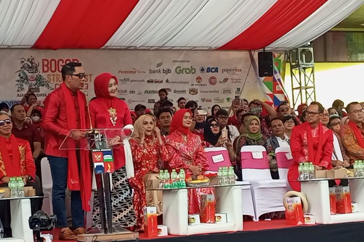 Gubernur Jawa Barat Ridwan Kamil menghadiri menghadiri perayaan puncak Cap Go Meh Bogor Street Festival (CGM-BSF) 2023 di Jalan Suryakencana, Bogor Tengah, Kota Bogor, Minggu (5/2/2023). RK hadir didampingi istrinya, Ibu Atalia kompak menggunakan kemeja berwarna merah.