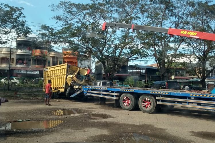 Barang bukti truk yang menghantam parit dibawa ke halaman unit kecelakaan lalu lintas di Lhoksukon, Kecamatan Lhoksukon, Aceh Utara, Minggu (23/2/2020)