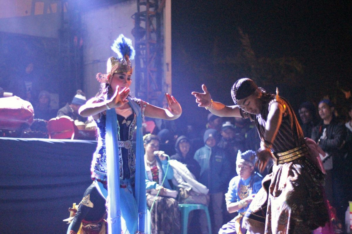 Tari Topeng diauguhkan kepada pengunjung Dieng Culture Festival (DCF) 2017, Sabtu (5/8/2017).