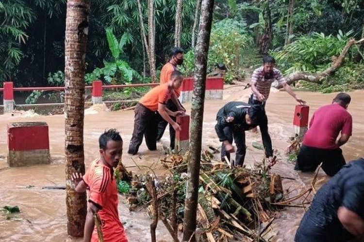 Sungai Kali Paruk di Kabupaten Banyumas, Provinsi Jawa Tengah meluap yang dipicu oleh hujan dengan intensitas tinggi pada Rabu (27/1/2021) siang. 