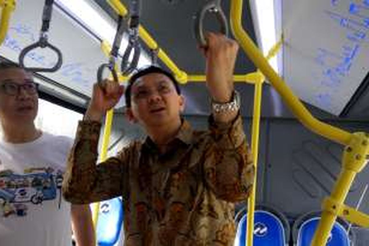 Gubernur DKI Jakarta Basuki Tjahaja Purnama atau Ahok bersama Direktur
Utama PT Transjakarta Budi Kaliwono saat naik bus transjakarta dari Pantai
Mutiara ke Balai Kota DKI Jakarta, Jumat (2/9/2016). Ahok menggunakan
transjakarta dengan spesifikasi baru. (Kurnia Sari Aziza)
