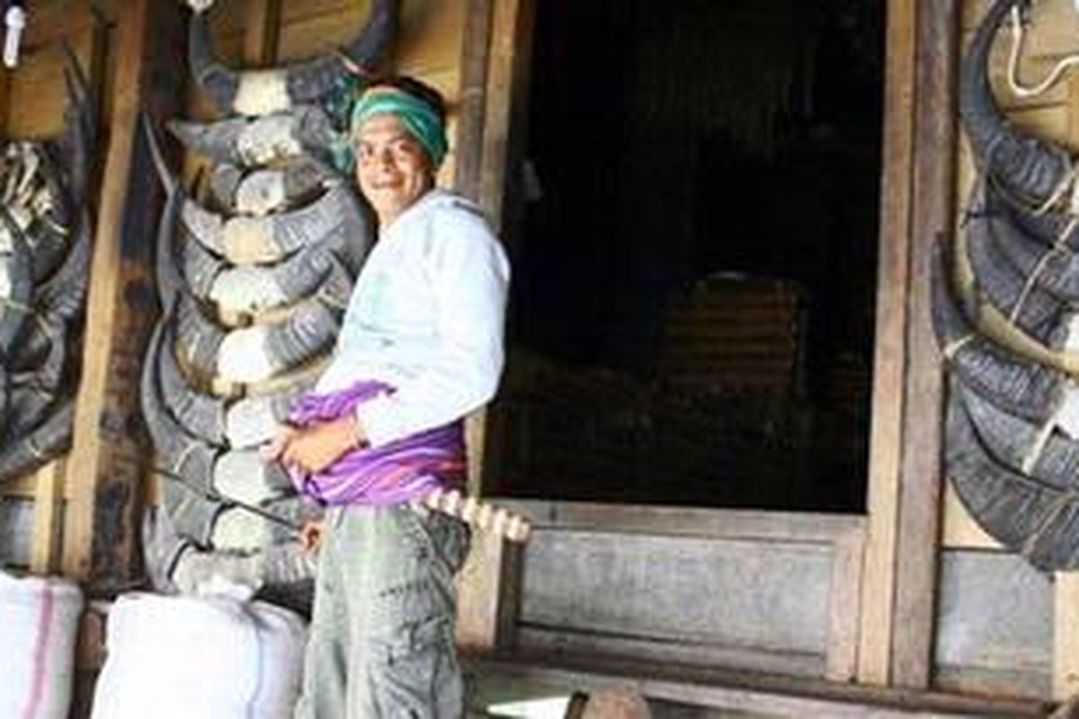 Pria Sumba dengan parang yang diselipkan di pinggang. 