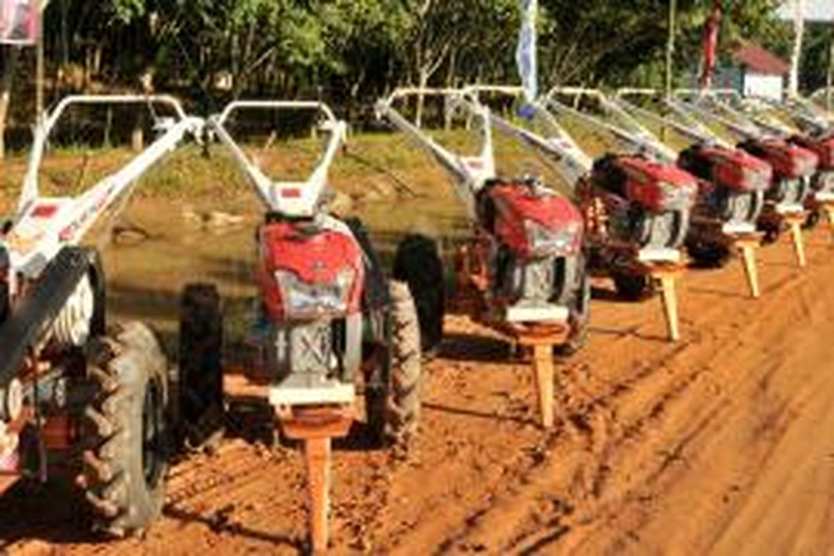 Menteri Pertanian (Mentan) Andi Amran Sulaiman menyerahkan bantuan 280 alat mesin pertanian (alsintan) untuk para petani Kabupaten Ogan Komering Ulu (OKU) Timur dari total 2.000 alsintan yang diberikan untuk Sumatera Selatan.
