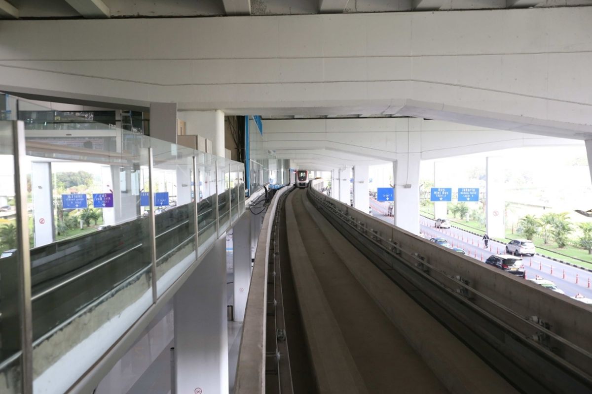 Suasana shelter kereta tanpa awak atau skytrain di Terminal 3 Bandara Soekarno-Hatta, Tangerang, Senin (21/8/2017). Layanan skytrain direncanakan beroperasi penuh pada September 2017 mendatang.