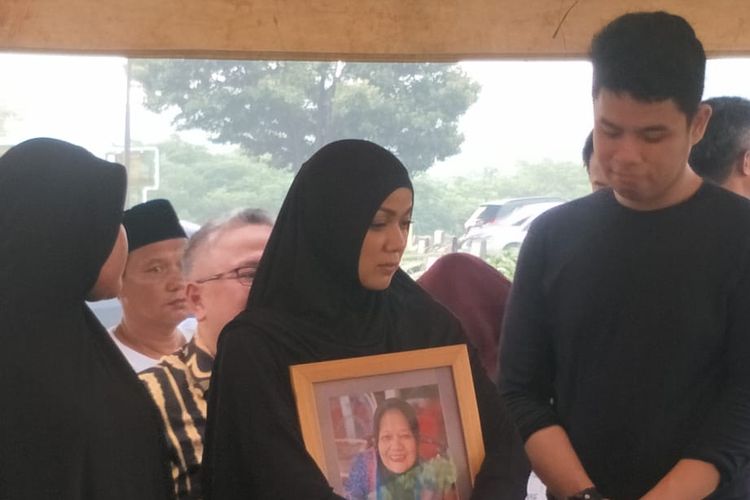 Nirina Zubir di pemakaman ibunya di TPU Tanah Kusir, Kebayoran, Jakarta Selatan, Selasa (12/11/2019).