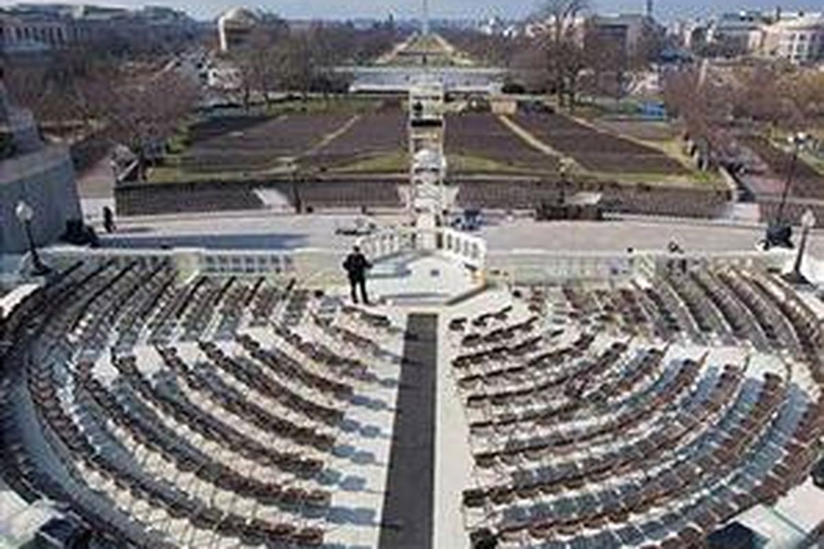  Seorang polisi Capitol Hill mengawasi podium VIP di mana Barack Obama akan dilantik menjadi presiden AS ke-44 pada 20 Januari nanti, Senin (12/1).