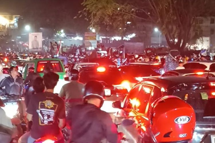 Bobotoh memadati jalan raya perbatasan Bandung-Sumedang untuk merayakan kemenangan Persib Bandung, Jumat (31/5/2024). 