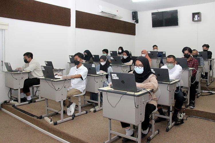 Beberapa peserta mengikuti hari pertama Ujian Tulis Berbasis Komputer (UTBK) untuk Seleksi Bersama Masuk Perguruan Tinggi Negeri (SBMPTN) 2022 di Universitas Brawijaya (UB), Kota Malang Jawa Timur pada Selasa (17/5/2022). 