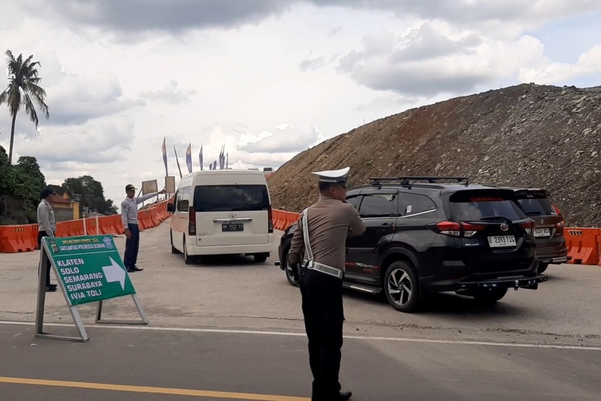 Petugas Kepolisian maupun dari Petugas Dishub saat mengatur kendaraan yang masuk ke pintu tol fungsional Tamanmartani, Kabupaten Sleman, Jumat (4/04/2025).