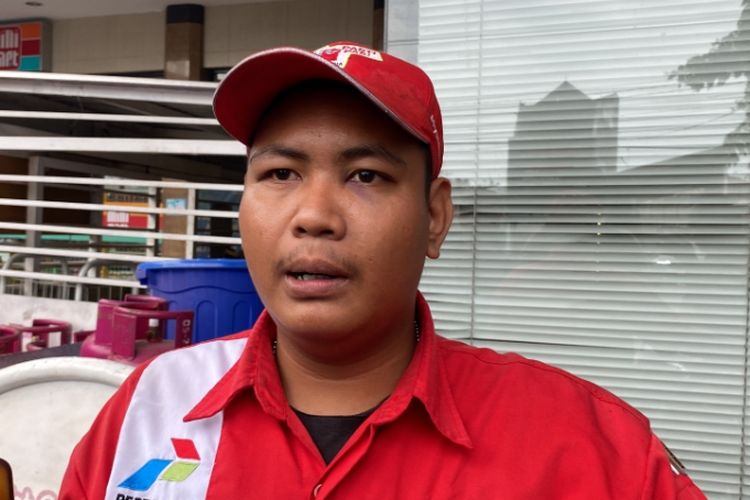 Petugas SPBU korban pengeroyokan, Aziz Muktamarudin.