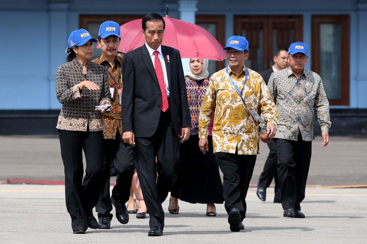 Presiden Joko Widodo saat pemberian nama dan uji terbang di Lanud Halim Perdanakusuma, Jakarta, Jumat (10/11/2017). Pesawat N219 adalah pesawat buatan lokal, kolaborasi antara PT Dirgantara Indonesia (DI) bekerjasma dengan Lembaga Antariksa dan Penerbangan Nasional (Lapan). KOMPAS IMAGES/KRISTIANTO PURNOMO
