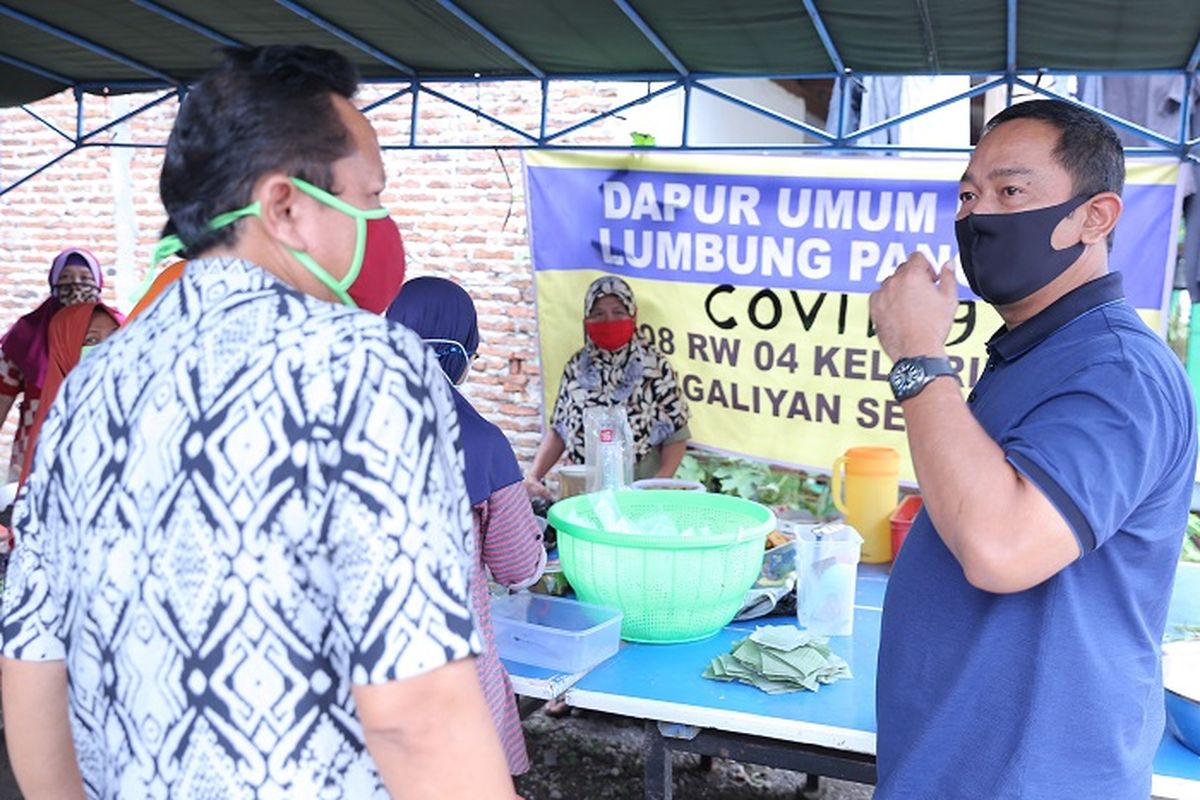 Wali Kota Semarang Hendrar Prihadi, saat berkunjung ke Lumbung Kelurahan Bringin, tepatnya di RT 8 RW 4 Kecamatan Ngaliyan, Semarang, Selasa (28/4/2020).