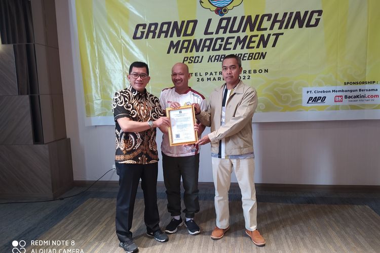 Dua pengurus Klub Persatuan Sepak Bola Gunung Jati (PSGJ) yang baru ( kiri dan tengah) Komisaris Besar Polisi Imam Saputra dan M. Suhud saat Grand Launching kepengurusan klub Sabtu (26/3/2022), di Cirebon, Jawa Barat.