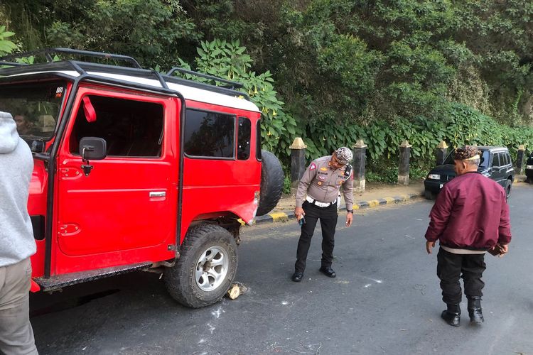 Jip wisata yang terperosok ke jurang usai dievakuasi di kawasan Gunung Bromo, Jawa Timur, Minggu (25/6/2023)