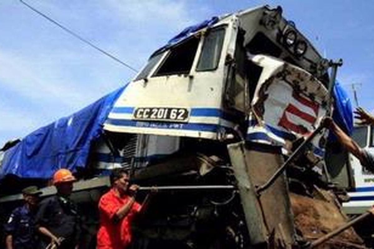 Kondisi lokomotif dan satu gerbong di belakang lokomotif KA Ekonomi Kutojaya dari arah barat ringsek setelah ditabrak KA Mutiara Selatan dari arah timur di Stasiun Langen, Kecamatan Langensari, Kota Banjar, Jawa Barat, Jumat (28/1/2011).