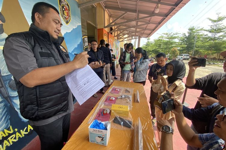 Kasubdit Jatanras Polda Lampung Kompol Ali Muhaidori menunjukkan barang bukti berupa senjata api milik pelaku begal yang digunakan untuk menembak petugas, Sabtu (30/3/2024).