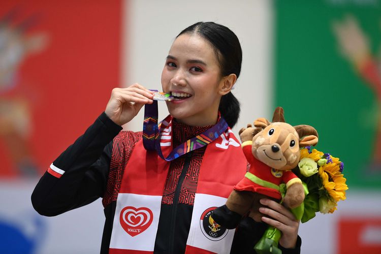 Atlet wushu putri Indonesia Nandhira Mauriskha berpose dengan medali perak yang diraihnya pada final Taolu Jian Shu Putri Wushu SEA Games 2021 Vietnam di Cau Giay Gymnasium, Hanoi, Vietnam, Jumat (13/5/2021). Nandhira berhasil meraih medali perak dengan poin  9,67.