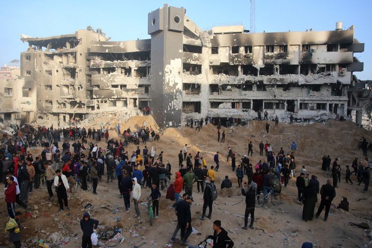 Warga Palestina memeriksa kerusakan di rumah sakit Al-Shifa di Gaza setelah militer Israel keluar dari kompleks perumahan rumah sakit tersebut pada 1 April 2024, di tengah pertempuran yang sedang berlangsung antara Israel dan kelompok militan Hamas. 