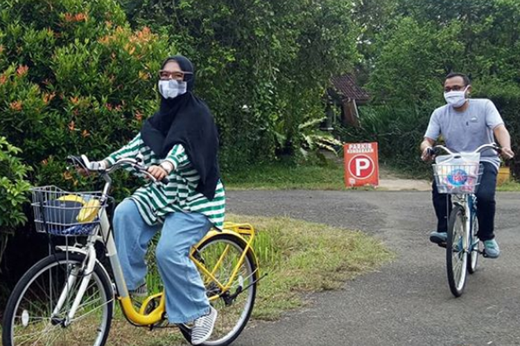 Kegiatan wisata di Taman Buah Mekarsari di Bogor, Jawa Barat.