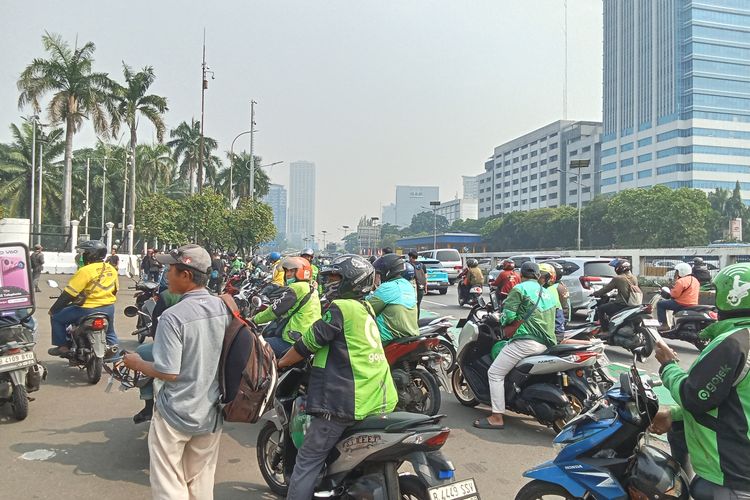 Puluhan pengemudi ojek online turut memadati area depan Gedung DPR RI, Senayan, Jakarta Pusat untuk mengikuti unjuk rasa 25 Agustus, Senin (25/8)2025)