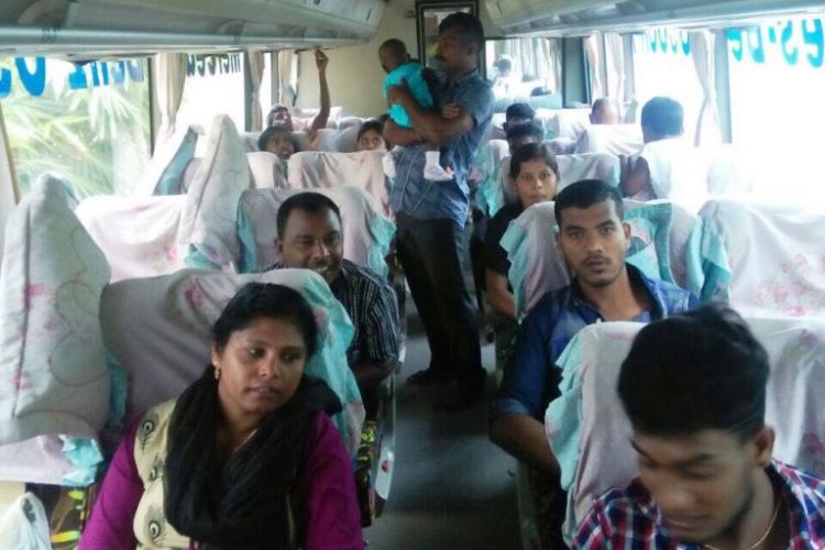 Sebanyak 23 imigran gelap asal Sri Lanka sesaat sebelum berangkat dari Lhokseumawe menuju Medan, Sumetara Utara, Senin (20/3/2017)