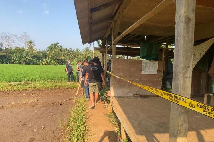 Seorang petani digelandang ke Mapolres Pandeglang Rabu (28/7/2021), setelah terbukti menjadi pelaku pembunuhan terhadap tetangganya sendiri.