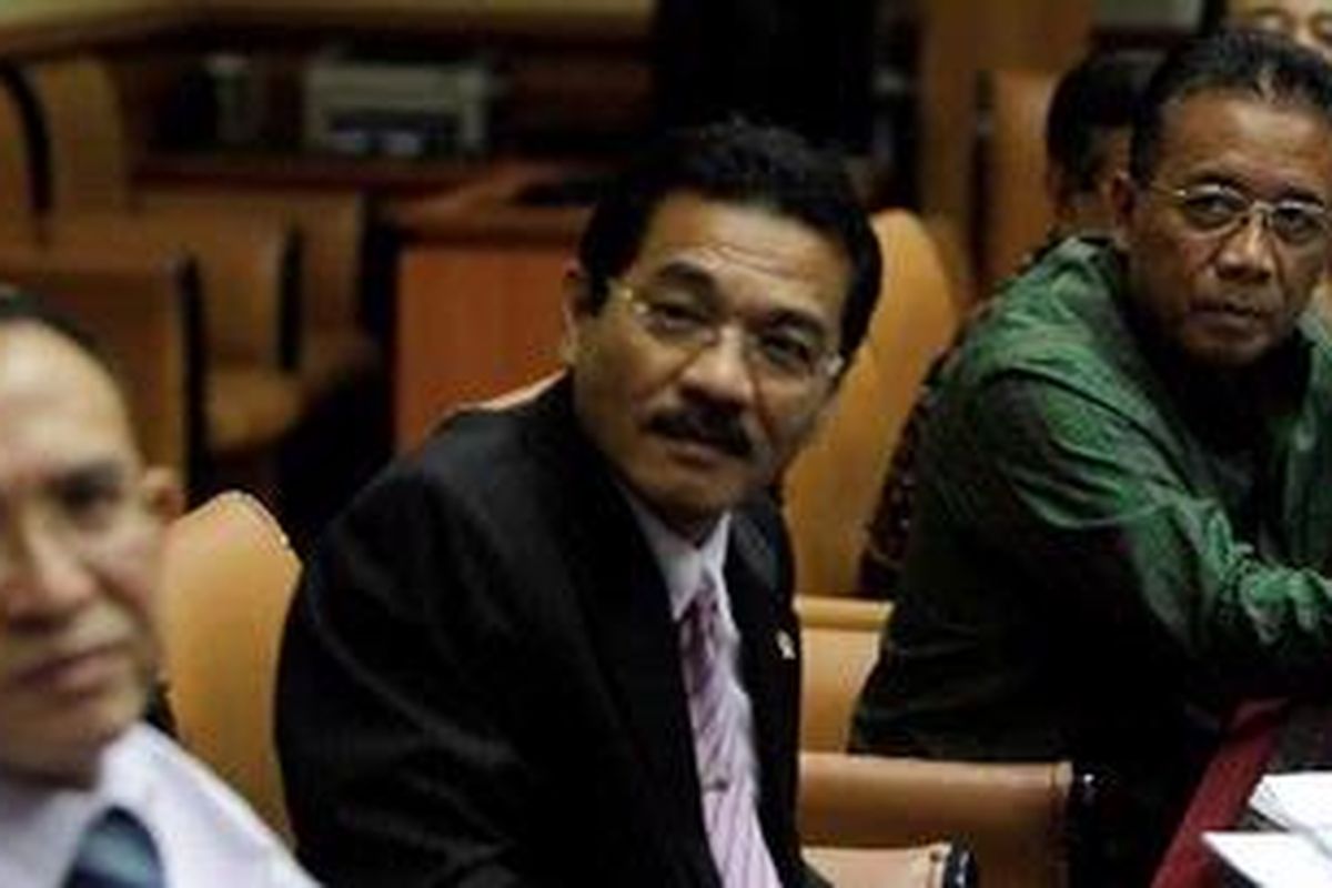 Menag Suryadharma Ali, Mendagri Gamawan Fauzi, Menko Polhukam Djoko Suyanto, Jaksa Agung Basrief Arief, dan Kapolri Jenderal Pol Timur Pradopo menggelar jumpa pers usai pertemuan membicarakan kasus kekerasan terhadap Jamaah Ahmadiyah di Kemenpolhukam, Minggu (6/2/2011).