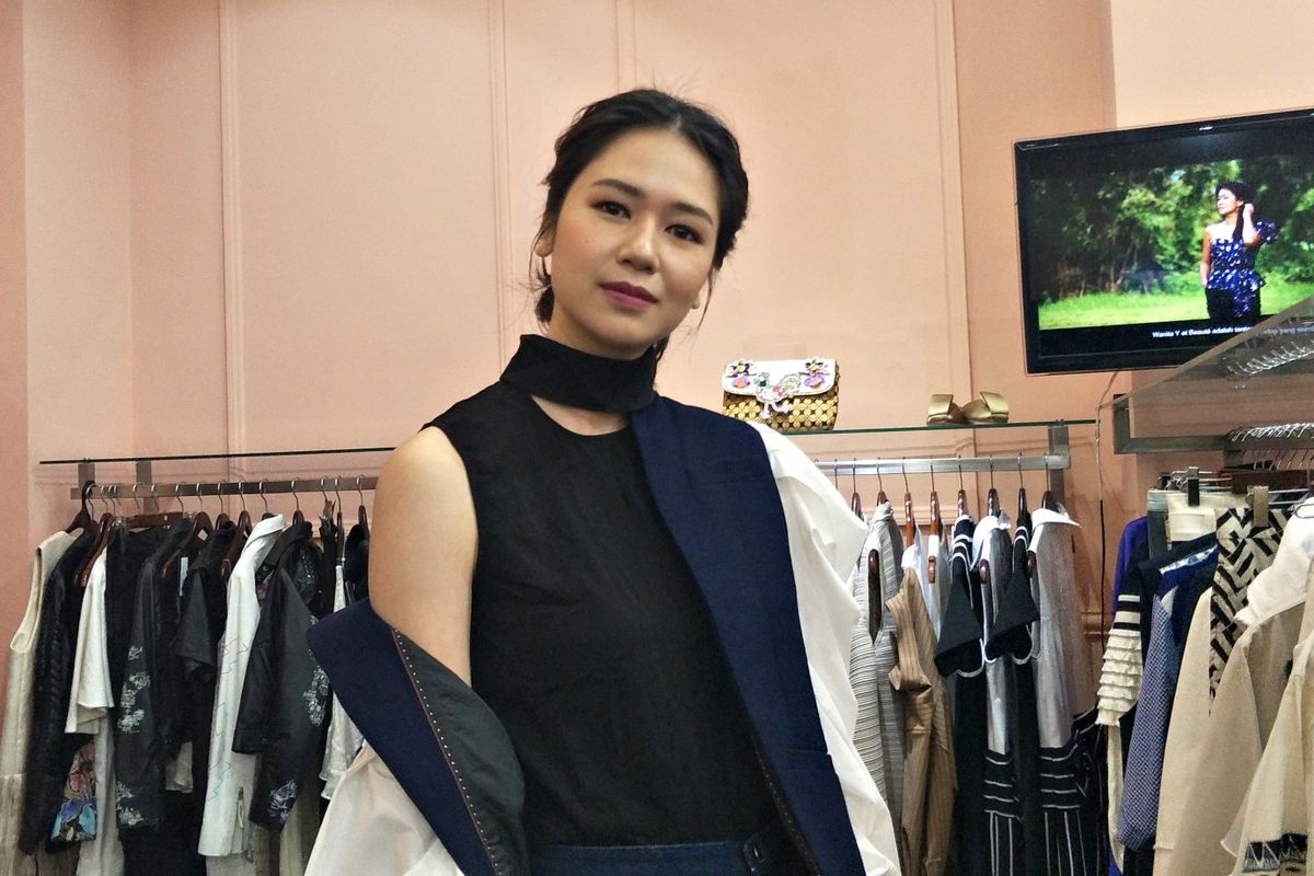 Artis Peran Laura Basuki saat ditemui di peluncuran lipstik Y et Beaute New York di Fashion First, Cikajang, Jakarta Selatan, Rabu (11/12/2019).