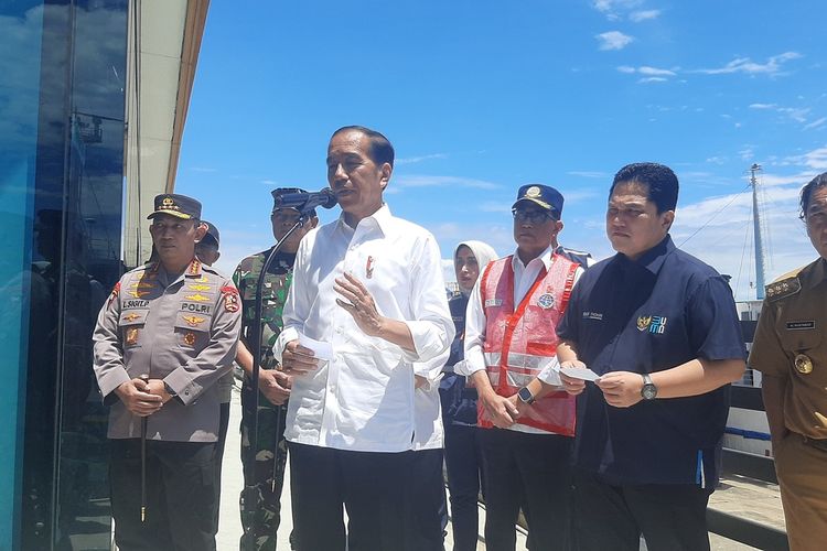 Presiden Jokowi memberikan keterangan kepada wartawan usai meninjau Pelabuhan Merak, Banten
