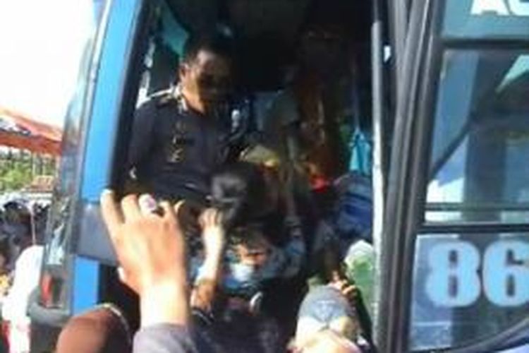 Keluarga memaksa masuk bus-bus pembawa jemaah haji yang baru tiba dari Tanah Suci di Majene, Sulawesi Barat, Senin (4/11/2013).