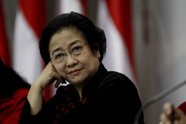 Ketua Umum Partai Demokrasi Indonesia Perjuangan (PDI-P), Megawati Soekarno Putri (kanan) memberikan keterangan pers di Kantor DPP Pusat PDI-P, Lenteng Agung, Jakarta Selatan, Selasa (10/1/2011). 