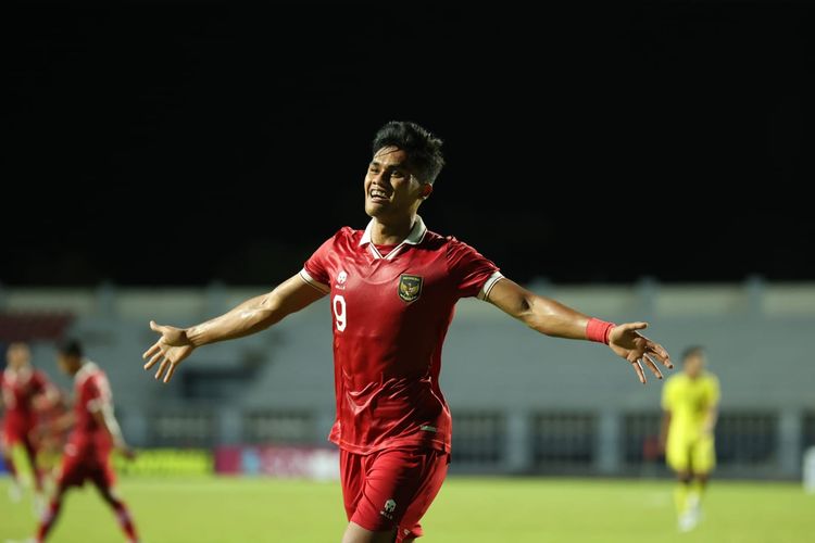 Bomber timnas U23 Indonesia, Ramadhan Sananta, saat berselebrasi seusai mencetak gol ke gawang Malaysia dalam babak penyisihan Grup B Piala AFF U23 2023 di Stadion Rayong Provincial pada Jumat (18/8/2023).
