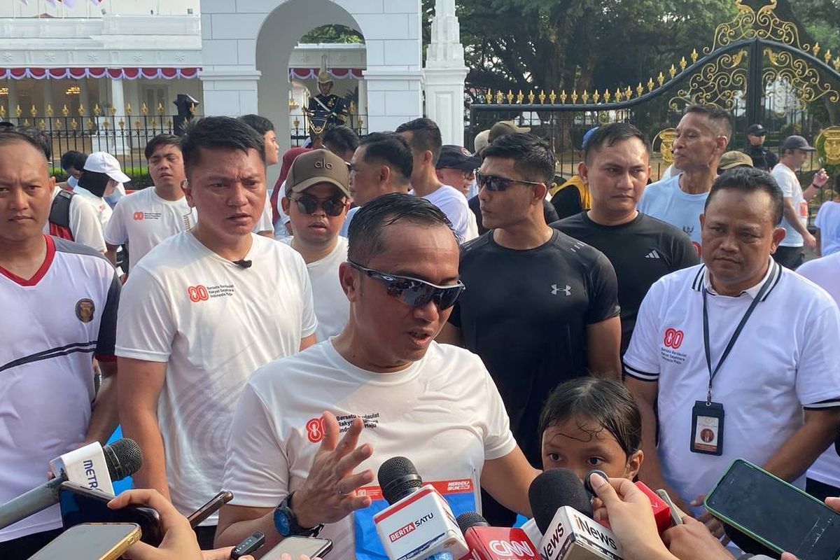 Mensesneg Prasetyo Hadi usai mengikuti Merdeka Run 2025 di Istana Merdeka, Jakarta, Minggu (24/8/2025). 