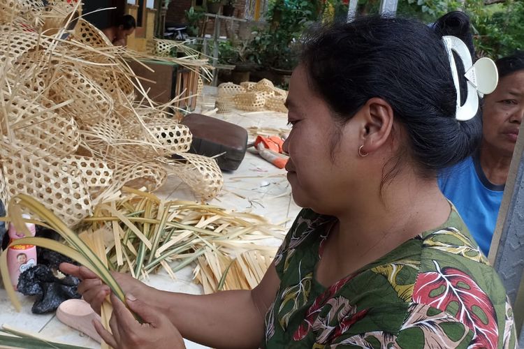 Seorang ibu membuat anyaman bambu di Kampung Papring Banyuwangi