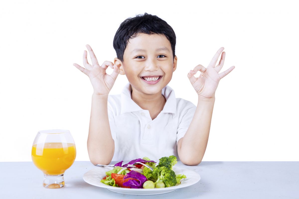 Ilustrasi anak makan sayur