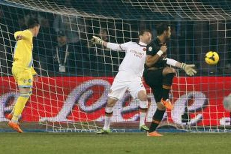 Penyerang Napoli Jose Maria Callejon (kiri) menyundul bola masuk gawang AS Roma, pada leg kedua semifinal Coppa Italia, di San Paolo, Rabu (12/2/2014). 