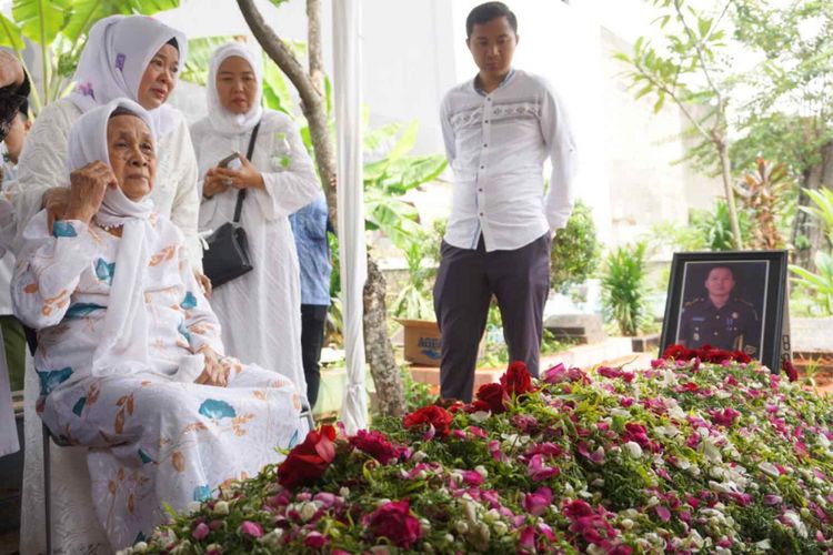 Suasana duka mengiringi kepergian jenazah  Dodi Junaidi, Warga korban jatuhnya pesawat Lion Air JT 610 yang pagi ini  dimakamkan di Tempat Pemakaman Umum Seroja, Bintaro, Jakarta Selatan, Senin (5/11/2018).
