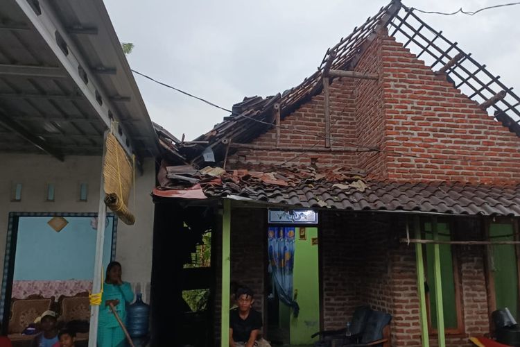Kondisi rumah warga Dusun Plosorejo, Desa Jombok, Kecamatan Kesamben, Kabupaten Jombang, Jawa Timur, setelah diterjang angin puting beliung, Jumat (17/3/2023).