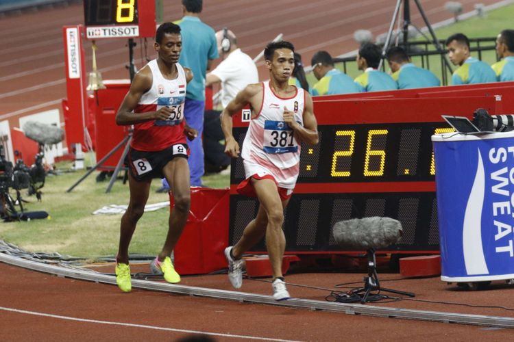 Pelari Indonesia Syamsuddin Massai (no.381) beradu kecepatan dengan pelari lainnya saat babak final Lari 5000 meter Putra Asian Games ke-18 Tahun 2018 di Stadion Utama Gelora Bung Karno Senayan, Jakarta Pusat, Minggu (26/8/2018). Pada pertandingan ini Syamsudin gagal mendapatkan medali dan berada pada posisi ke 8