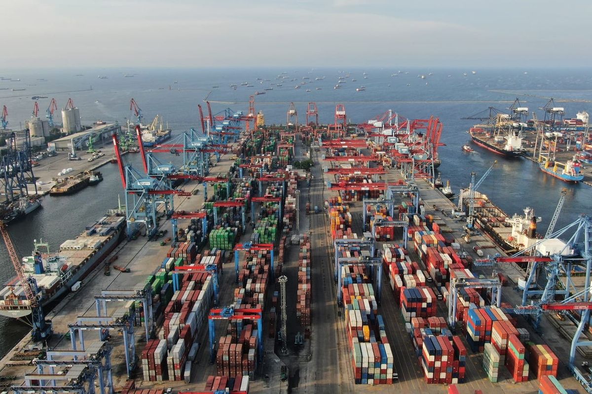 Ilustrasi aktivitas di salah satu pelabuhan yang dikelola PT Pelindo Terminal Petikemas.