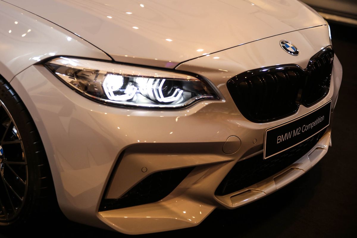 Mobil All New BMW M2 Competition saat diresmikan pertama kalinya di Eurokars Galery, Plaza Indonesia, Jakarta, Sabtu (24/11/2018). BMW Indonesia akan menjual All New BMW M2 Competition di awal tahun 2019 dengan 2 pilihan transmisi, yaitu transmisi otomatis dan juga manual.