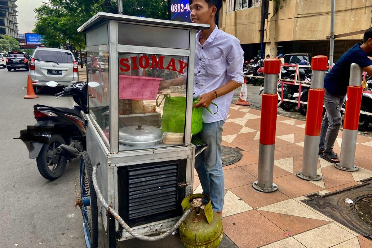 Pedagang kaki lima di Surabaya pasrah dengan kenaikan harga LPG 3 kg mulai hari ini, Rabu (15/1/2025)