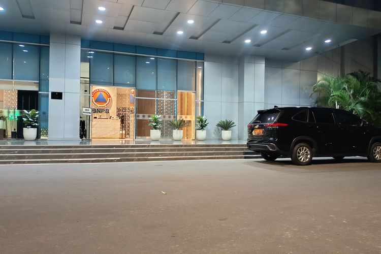 Ada OTT KPK, Mobil Berpelat TNI Terparkir di Lobi Gedung BNPB
