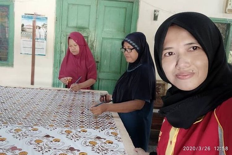 Pelaku Usaha Mikro Kecil Menengah (UMKM) di bidang batik, Hastin Atasasih (46) bersama ibu-ibu membuat batik tulis khas Purworejo di rumah produksinya di Desa Kedungkamal, Grabag, Purworejo, Jawa Tengah pada Kamis (26/3/2022) siang.