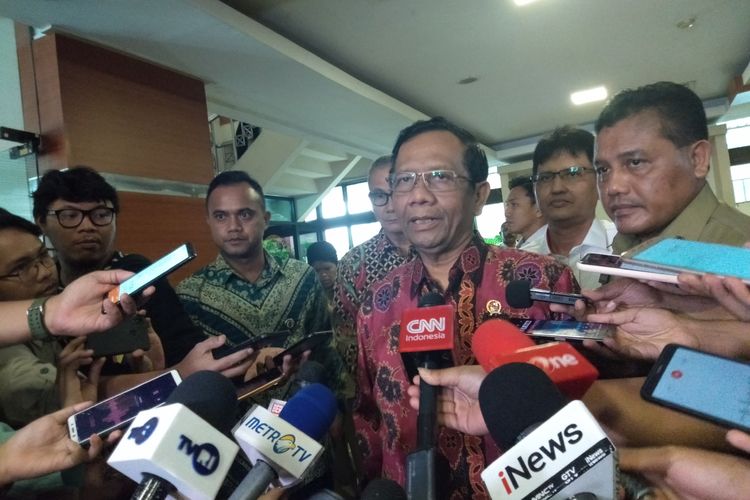 Mahfud MD setelah melakukan rapat koordinasi khusus dengan sejumlah menteri dan pejabat dari berbagai lembaga di Kementerian Koordinator Bidang Politik, Hukum, dan Keamanan, M.H. Thamrin, Jakarta Pusat, Selasa (7/1/2020).