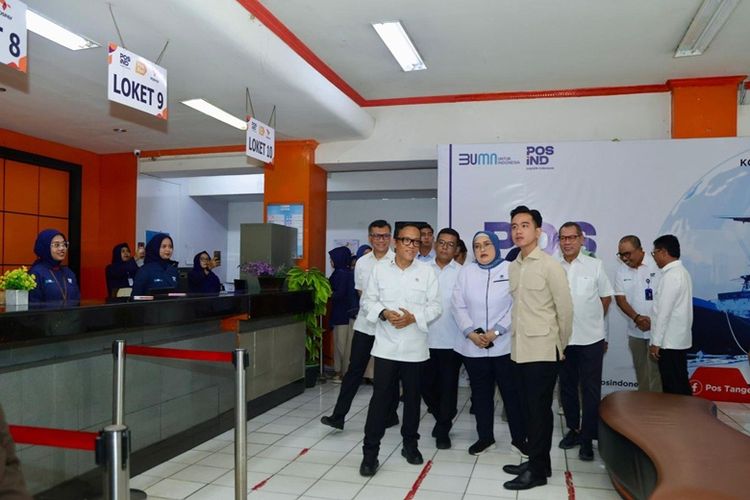 Wapres dan Wamenaker menyaksikan langsung alur pencairan BSU di Kantor Pos KCU Tangerang, Banten, Rabu (16/7/2025).