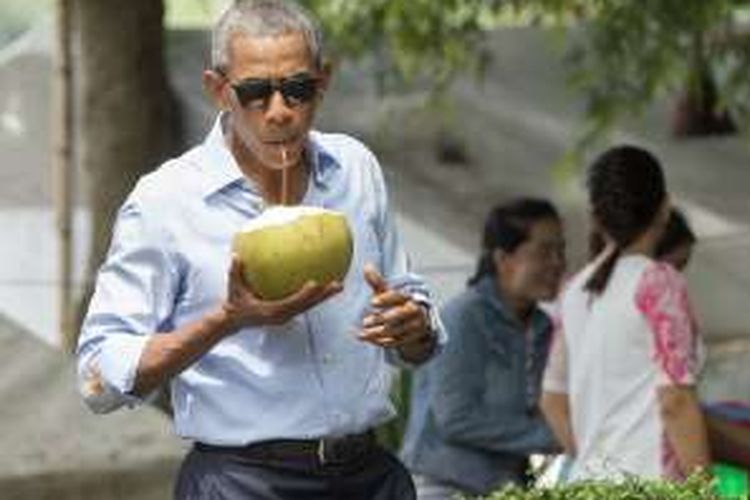 Presiden AS Barack Obama menyempatkan diri minum air kelapa di tepi Sungai Mekong, Luang Prabang, Laos, Rabu (7/9/2016).