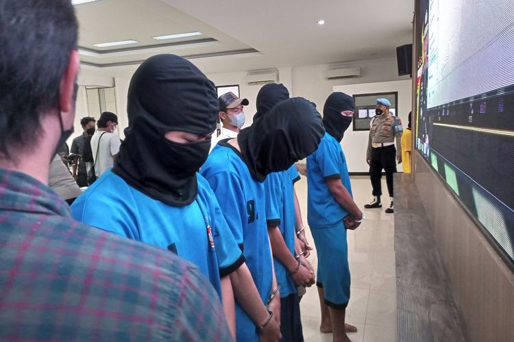 Polisi menangkap lima dari delapan pelaku pencabulan terhadap anak di bawah umur yang terjadi di wilayah Kecamatan Tamansari, Kabupaten Bogor, Jawa Barat, Jumat (19/8/2022).