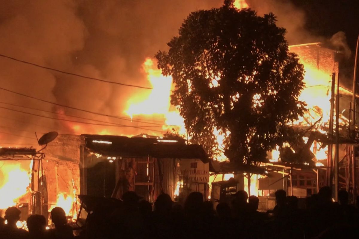 Kebakaran terjadi di Jalan Jenderal Basuki Rachmat dekat Pasar Gembrong, Cipinang Besar Utara, Jatinegara, Jakarta Timur terbakar pada Minggu (24/4/2022) sekitar pukul 21.15 WIB.