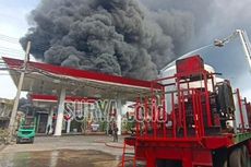 Pabrik dan Gudang Penyimpanan Palet Plastik di Surabaya Terbakar